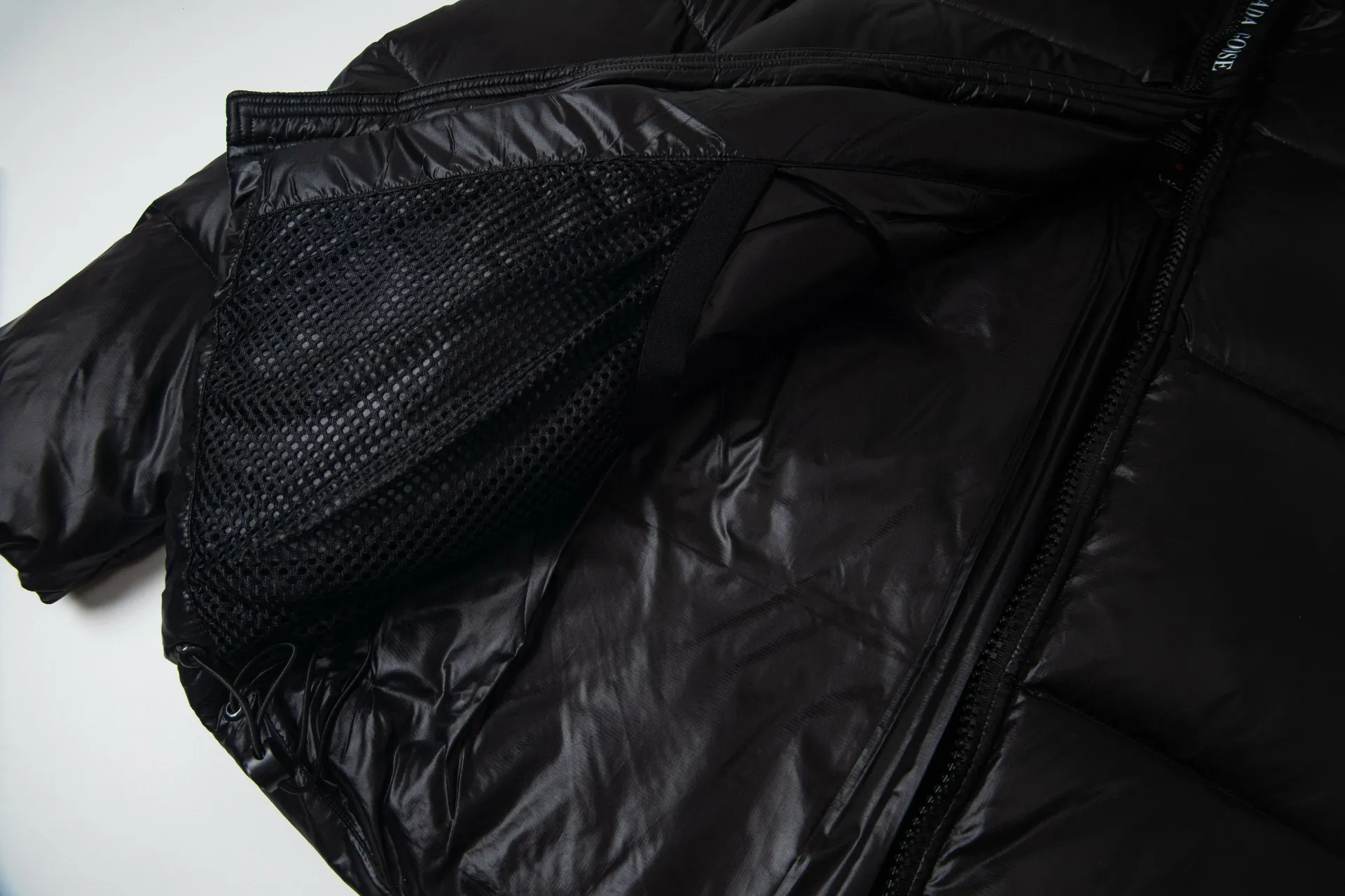 P790 model number: G122 Canada Goose's new Crofton series of lightweight couple's hooded down jacket 1️⃣The fabric is made of recycled Feather-Light tear-resistant fabric, which is ultra-light and has no sense of weight on the upper body. The unique black label highlights the temperament. The interior is filled with white duck down, making the upper body very light and comfortable! 2️⃣It is very youthful and energetic, and can be easily worn by both men and women. It is very in line with the fashion aesthetic concepts of today's young people! 3️⃣ Full set of customized accessories, complete with three standards, same style for men and women, a must-have for couples Color: Picture color Size: S, M, L, XL
